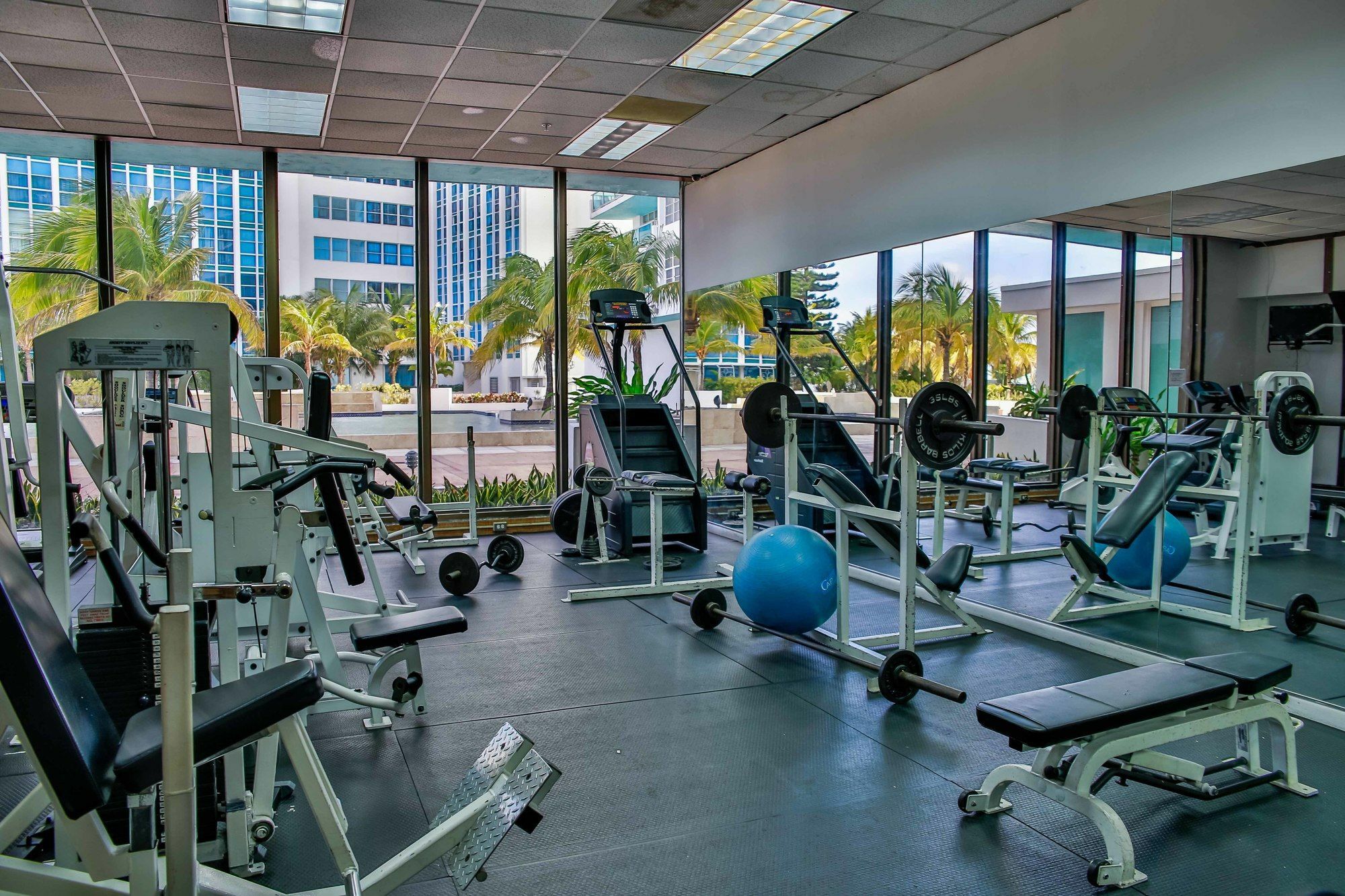 Ocean Beach Apartments ไมอามีบีช ภายนอก รูปภาพ